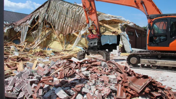 Der Bagger macht derzeit den alten Aldi-Bau dem Erdboden gleich. - &copy; Foto: Becker
