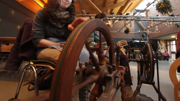 Inga Thorn am Spinnrad