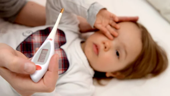 Bei einem Kind wird Fieber gemessen - &copy; Foto: Andrea Warnecke/dpa-tmn