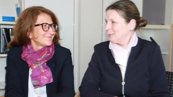 Dr. Anita Helbing-Übelacker, Leiterin des Fachgebiets Seelische Gesundheit beim Kreis Lippe (links), und Gesundheitsamts-Leiterin Dr. Kerstin Ahaus. - © Martin Hostert