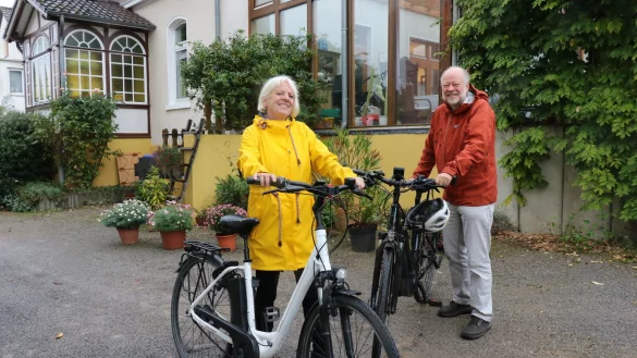 Waltraud Huizing und Jobst Fl&ouml;rkemeier macht auch Regen nichts aus - ihre E-Bikes ersetzen ihnen das Auto. - &copy; Alexandra Schaller