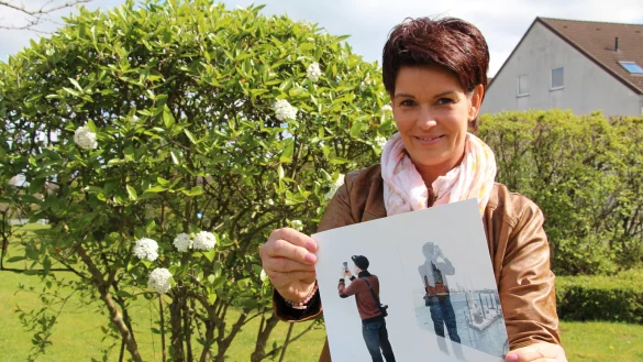 Heike Greiner h&auml;lt ihr Siegfoto in der Hand. Mit diesem besonderen Blick auf die Elbphilharmonie konnte sie in Hamburg &uuml;berzeugen. - &copy; Freya K&ouml;hring