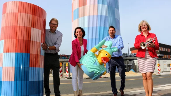 Stadtwerkechef J&ouml;rg Karlikowski (von links), Stadtwerke-Pressesprecherin Eva-Susanne Ellminger, B&uuml;rgermeister Frank Hilker und Susanne Sundhoff, Vorsitzende des Orchesters Vahlhausen Lippe-Detmold, stimmen sich schon mal ein f&uuml;rs anstehende Fest. - &copy; Janet K&ouml;nig
