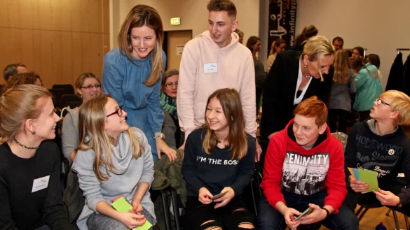 Engagierter Nachwuchs: (hinten von links) TV-Moderatorin Jennifer Sieglar, Florian Lempke und Dr. Ute Röder diskutieren mit (vorne von links) Saskia-Aimee, Michelle, Juliana, Nils und Josia ) über Klima- und Umweltschutz. - © Heidi Stork