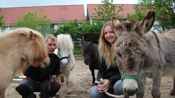 Philip und Anna-Lena Bergmann wissen mit den vielen Tieren auf der Wohnanlage Meierhof der Stiftung Eben-Ezer gut umzugehen. - &copy; Katrin Kantelberg