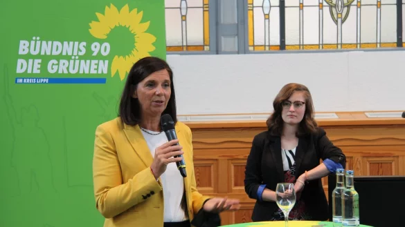 Katrin G&ouml;ring-Eckardt spricht in der Alten Schule am Wall in Detmold. Moderiert wird die Veranstaltung von der Oerlinghauser B&uuml;rgermeisterkandidatin Julia Eisentraut. - &copy; Jana Beckmann