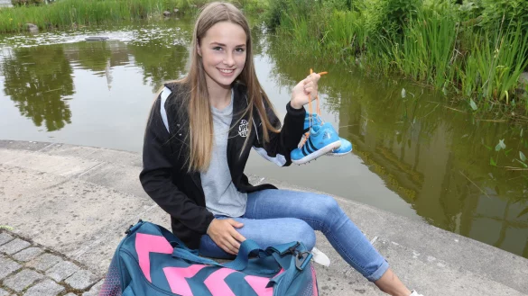 Mit Sporttasche, Trainingsjacke und Laufschuhen: Sportlich hat Franka Schr&ouml;der auch den Besuch im Medien Centrum Giesdorf in Detmold genommen. Am Samstag startet sie in Lage bei der Deutschen Meisterschaft. - &copy; Oliver K&ouml;nig