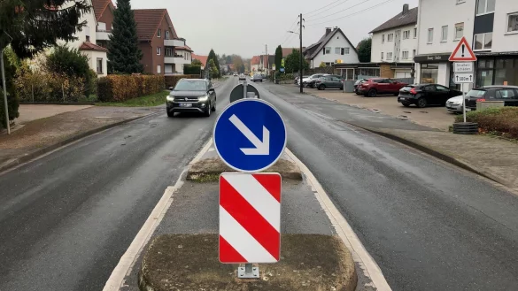 An dieser Mittelinsel auf der Salzufler Stra&szlig;e in W&uuml;sten in H&ouml;he Steinweg war die Seniorin angefahren und lebensgef&auml;hrlich verletzt worden. Mittlerweile geht es ihr laut Polizei besser. - &copy; Thomas Reineke