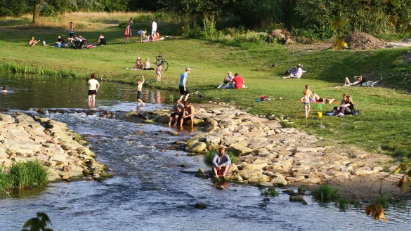 Der &bdquo;Bega-Beach": Am Langenbr&uuml;cker Tor ist bei sch&ouml;nem Wetter seit der Umgestaltung des Flusslaufs ordentlich was los. Die Stadt ist zufrieden, sieht aber auch die unsch&ouml;nen Folgen &ndash; den M&uuml;ll, der manchmal zur&uuml;ckbleibt. - &copy; J&ouml;rg Hagemann