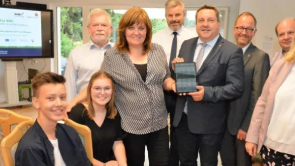 Begeistert: (von links) Janique Outiti und Melissa Rook von der Jugendgruppe, Hans-Dieter St&ouml;nner, Manuela Outiti, Dirk Becker, Dr. Axel Lehmann, J&ouml;rg D&uuml;ning-Gast, Andreas Otte und Ann-Kathrin Habighorst. - &copy; Karin Prignitz