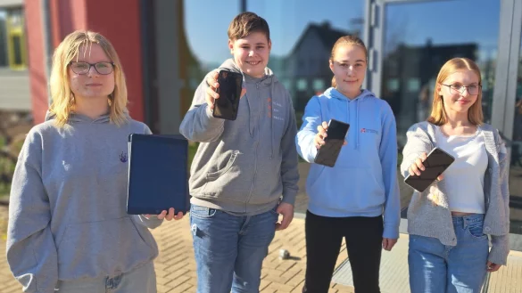 Hören zu und kennen sich aus: Freya (15, von links), Louis (13), Hannah (15) und Olivia (15, Name geändert) beraten als Medienscouts am Marianne-Weber-Gymnasium ihre Mitschüler. - © Annika Langhagel