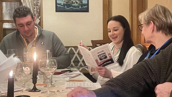 Jeder beschuldigt jeden: Auf der Suche nach dem M&ouml;rder an Tisch 3. - &copy; Silke Buhrmester