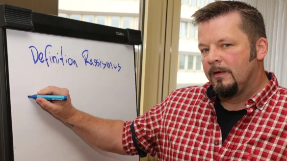 Sascha Schmittutz (49) ist Koordinator f&uuml;r Demkoratie leben beim Kreis Lippe. - &copy; Janet K&ouml;nig