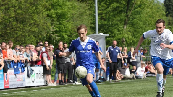 Der Spitzenreiter zieht davon: Schlangens Tony-Paul Sch&auml;fer im Laufduell mit dem Jerxer Fabian Meier (rechts). - &copy; Oliver K&ouml;nig