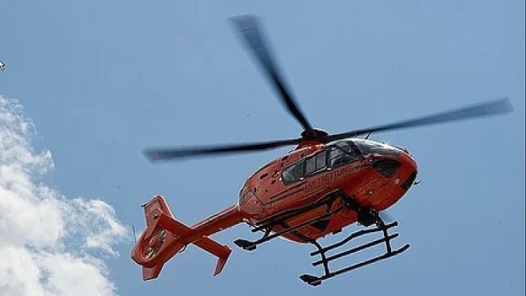 Ein Rettungshubschrauber bringt den schwerverletzten Motorradfahrer in die Klinik. - &copy; Symbolbild: dpa