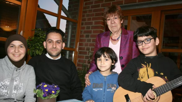 Sind eine Familie geworden: Yazan und Yamaan (vorne von links) mit ihren Eltern Fadi und Ebtial sowie ihrer neuen &bdquo;Oma&ldquo; Dr. Barbara Hix (links). - &copy; Sandra Castrup
