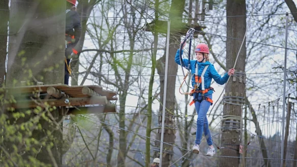 Ein Spa&szlig; f&uuml;r Schwindelfreie: Mattea (14) aus Minden meistert den Kletterpark Bielefeld. Auch in Detmold kann geklettert werden. - &copy; Sarah Jonek