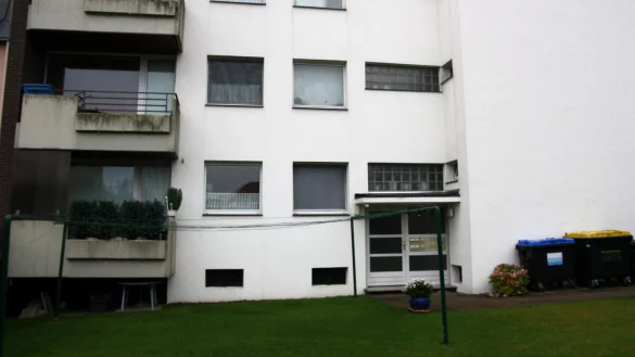 Einsatzort: Vor diesem Sechsparteienhaus in Brake wurde der T&uuml;rke von der Polizei fixiert. - &copy; Jens Reichenbach