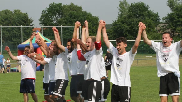 Jubel nach dem Kreispokalerfolg: Der Post-TSV Detmold feierte in Augustdorf nach dem Sieg gegen SVE Jerxen-Orbke. - &copy; Sebastian Lucas