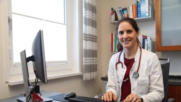 Medizinerin Marija Kokeza k&ouml;nnte sich vorstellen, in Zukunft als Haus&auml;rztin in Augustdorf zu arbeiten. Derzeit macht sie ein Praktikum in der Praxis von Dr. Werner Raschke. - &copy; Nadine Uphoff