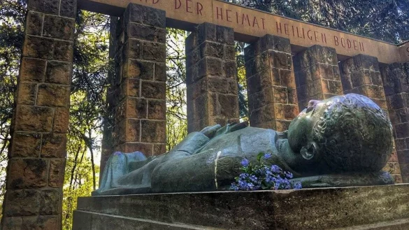 Nazis legten diese Blumen am Ehrenmal auf dem T&ouml;nsberg ab - &copy; Privat