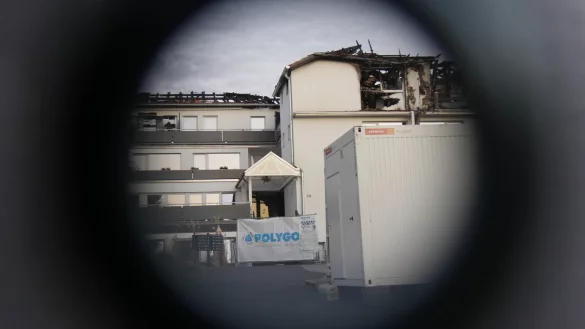 Eine Brandsanierungsfirma hat die Arbeit am Geb&auml;ude in der Brunnenstra&szlig;e 28 aufgenommen. Das Gel&auml;nde ist mit Sichtschutzplanen abgesperrt. - &copy; Jost Wolf