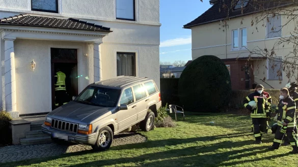 Der Jeep besch&auml;digte beim Zur&uuml;cksetzen den Eingangsbereich eines Wohnhauses und kam auf den dortigen Stufen zum Stehen. - &copy; Daniel Hobein / Feuerwehr Bad Salzuflen