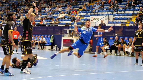 So frei darf man Gedeon Guardiola am Kreis nicht lassen. Scheinbar m&uuml;helos erzielt er das 14:13 f&uuml;r den TBV Lemgo Lippe. - &copy; J&ouml;rg Hagemann