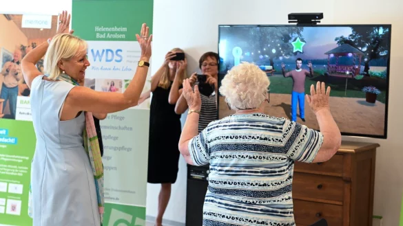 Tanzspiel vor der Spielkonsole - &copy; Foto: Uwe Zucchi