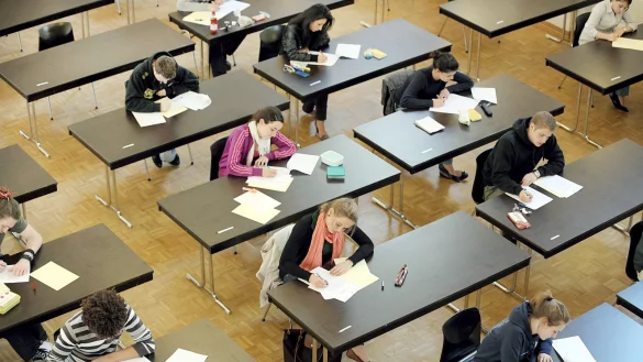 Kampf um gute Noten: Abiturpr&uuml;fung. - &copy; dpa