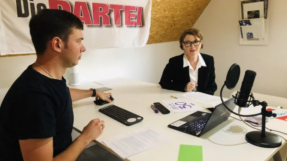 &nbsp;So sahen hunderte von Zuschauern auf Facebook, Youtube und Instagram die Fragerunde der B&uuml;rgermeisterkandidaten in Schlangen.
Rechts unten die Moderatoren Maximilian Scholz und Bianka Vollmer von der
PARTEI Ortsgruppe Schlangen. - &copy; DIE PARTEI Ortsgruppe Schlangen