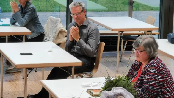 Applaus und Blumenstrau&szlig; f&uuml;r die Leiterin des Gymnasiums Barntrup Gabriele Schmuck (rechts), die sich am Dienstag in einer Schulausschuss-Sondersitzung nochmals mit B&uuml;rgermeister J&uuml;rgen Schell auseinandersetzte. Mit auf dem Bild (von links) Janna Hennig (Schulleitung Grundschule Barntrup) und Markus Tackenberg (stellvertretender Leiter Gymnasium Barntrup). - &copy; Sylvia Frevert