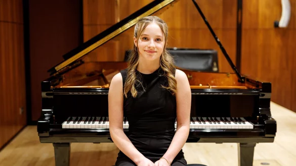 Elisabeth Grote vor ihrem Klavier. Sie ist die Preistr&auml;gerin des Van Bremen Klavierwetbewerbs. - &copy; Holger Jacoby