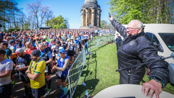 Hermannslauf-Mitbegründer und Schirmherr Peter Gehrmann, der alljährlich die Teilnehmenden mit dem Startschuss auf die Strecke schickt, hat sich für das Orgateam starkgemacht. - © Sarah Jonek