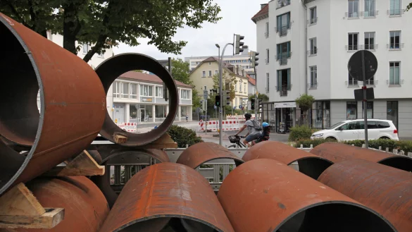Warten auf ihren Einsatz im Untergrund: Diese Stahlröhren lagern momentan noch auf dem kleinen Platz am Ende der Freyastraße. Im Hintergrund sind die Röntgenstraße und das Klinikum zu sehen. - © Bernhard Preuss