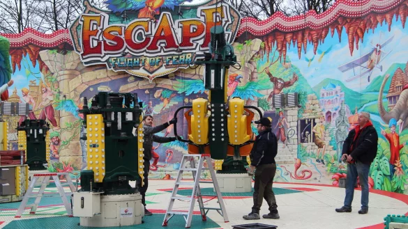 Lutz Schneider (rechts) bewegt die Gondeln mit dem Kran, w&auml;hrend sein Sohn Felix (Mitte) und ein Mitarbeiter sie annehmen. - &copy; Nadine Uphoff