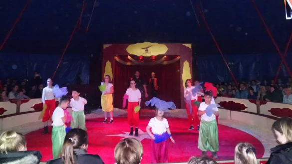 Hereinspaziert: Eine Woche lang hatten sich die Jungen und M&auml;dchen auf die Zirkusvorstellung vorbereitet. Der F&ouml;rderverein hatte das Projekt unterst&uuml;tzt. - &copy; Anne Kathrin Schulte