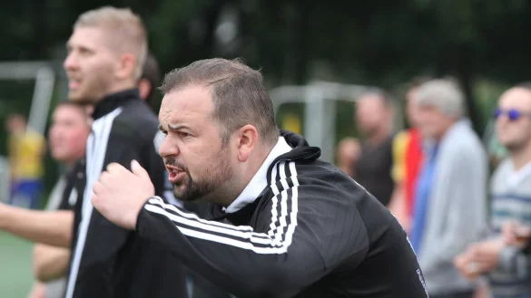 Emotional an der Seitenlinie: Dima Charov von FSV Pivitsheide. - &copy; Sebastian Lucas