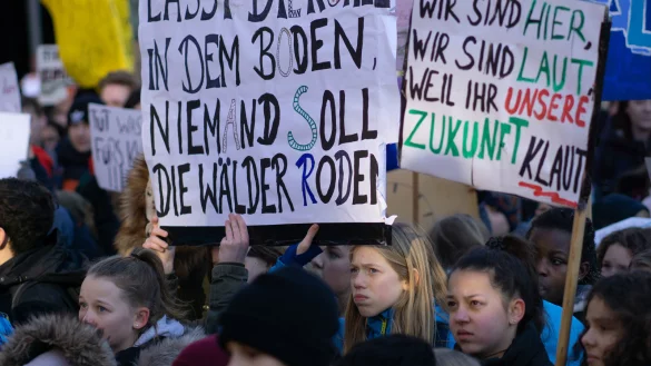 FridayForFuture-Demo vor dem Bielefelder Rathaus: Mehr als 500 Jugendliche streikten f&uuml;r mehr Anstrengungen zum Schutz des Weltklimas. - &copy; Dennis Angenendt