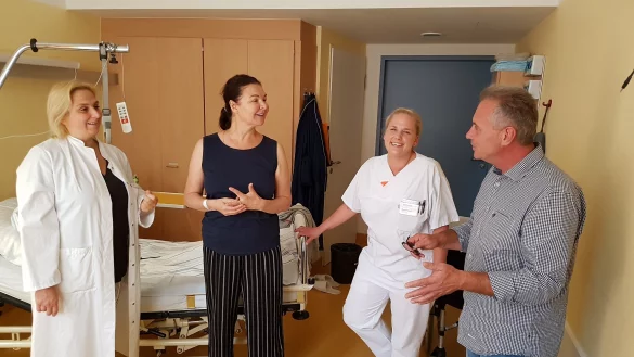 Chefarztvisite mit Unterstützung: Die Patientin Lika Nifontova hat noch vor drei Tagen unterm Messer gelegen, jetzt geht sie schon ohne Gehhilfen. Hier lässt sie sich von Jakob Krahn übersetzen, was Dr. Tanja Kostuj (links) erklärt. Krankenschwester Kathrin Pfeiffer ist zur Unterstützung mit dabei.  - © Marianne Schwarzer