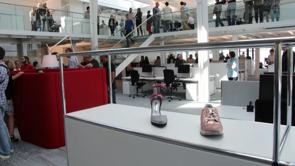 Erste Eindrücke: Die Wortmann-Mitarbeiter schauen sich das Loft an. - © Thorsten Engelhardt