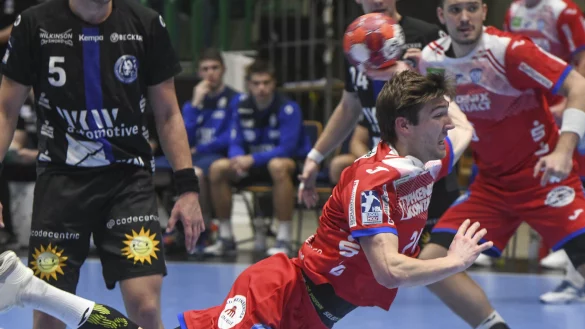 Es kommt Lukas Zerbe geflogen. Der Rechtsau&szlig;en traf zweimal in Wuppertal. - &copy; afi-fotodesign WUPPERTAL