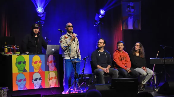 Die Zufallszuschauerband: Geräusche-Imitator Lino Beatbox und Comedian Tony Mono (Zweiter von links) teilen mit Björn, Tim und Silke aus dem Publikum die Bühne (von links). - © Henning Tonn