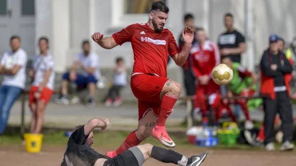 Fu&szlig;spitze voraus: Der Pivitker Marian Schulz (am Boden) spitzelt den Ball vor dem Lagenser Endrit Merovici weg. - &copy; Egon Penner