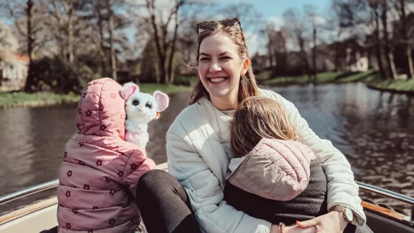 Bei Fotos von ihren Töchtern ist Influencerin und Autorin Tina Ruthe zurückhaltend. Deshalb schauen die beiden auf diesem Bild nicht in die Kamera. - © privat