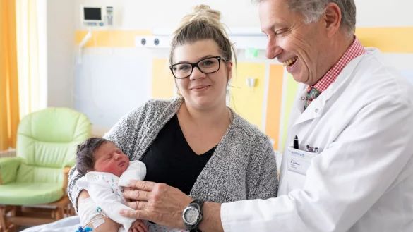 Nachwuchsglück auf Umwegen: Guilia Pietza freut sich mit dem Detmolder Chefarzt Dr. Andreas Luttkus über das gerade wenige Stunden alte Baby Jolin. - © Torben Gocke