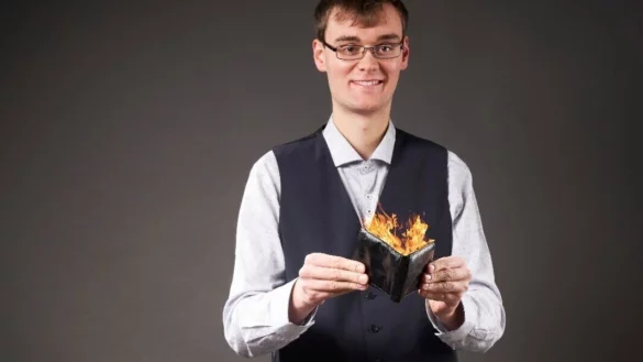 Matthis Kahler wird für das Publikum auf Schloss Brake zaubern. - © Matthis Kahler