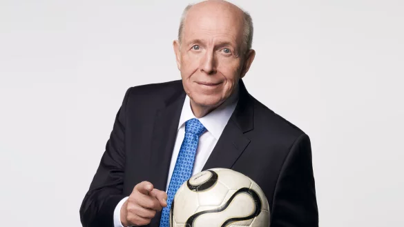 Mit Reiner Calmund holt Louis Pawellek den nächsten Stargast ins Bad Meinberger Kurtheater. - © Pick Fotografie