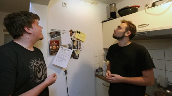 Jan Mick (links) und Tom Bernd, die in der Etage unter der T&auml;terwohnung leben, betrachten am Mittwoch, 8. November 2017, den Wasserschaden an der Decke ihrer K&uuml;che. - &copy; Repro: Bernhard Preuss