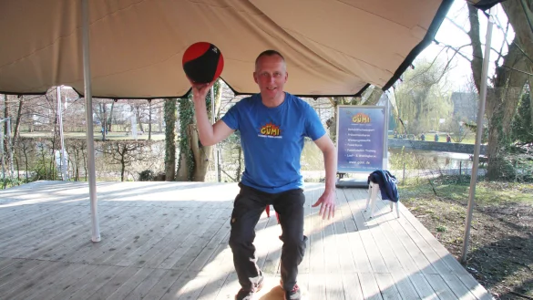 Es ist ein Balanceakt - doch bislang ist das G&uuml;mi-Gesundheitsstudio gut durch die Pandemie gekommen. G&uuml;nter Brade hofft, dass er bald neue, gr&ouml;&szlig;ere R&auml;ume findet, um das gesamte Spektrum an Reha, Gesundheit und Fitness bieten zu k&ouml;nnen. - &copy; Dieter Asbrock